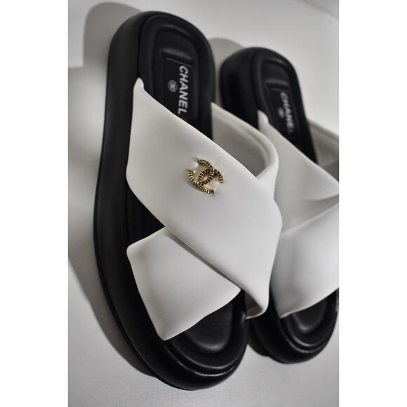 Chanel Black White Fabric Criss Cross Puffy CC Logo Slide Mule Sandal Flat 38 - Picture 8 of 12